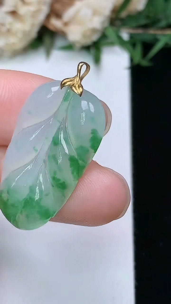 天然A货翡翠金枝玉叶 叶子吊坠，尺寸26.4-15.9-3.6，重量:3.15g
3月28日