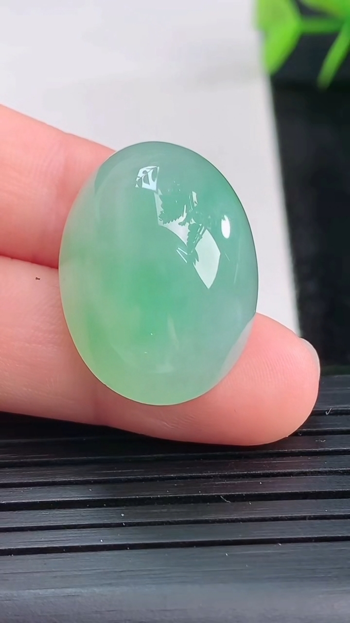 天然A货翡翠蛋面镶嵌件尺寸24.7-18.1-11.4重量:8.67g
3月28日