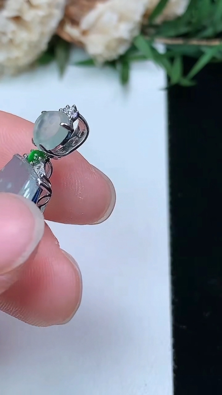 天然A货翡翠白冰无事牌吊坠，尺寸32.2-22.2-16.2-4.7，重量:2.71g
3月28日