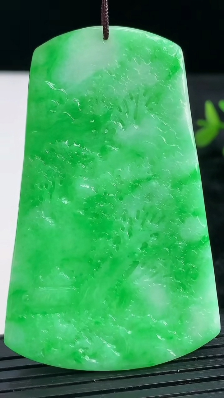 天然A货翡翠山水牌吊坠尺寸64.3-41.1-5.1重量:30.47g
3月28日