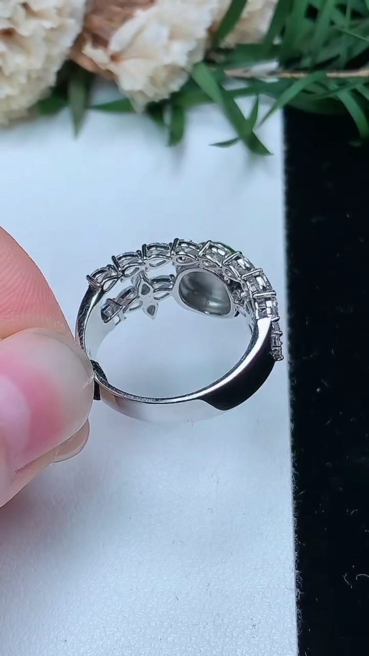 天然A货翡翠蛋面戒指，尺寸17.9-8.7-7.8，重量:4.15g2026年3月28日
工厂直销收藏佳品,种好水足，色泽均匀，有种有色，上手高大气！