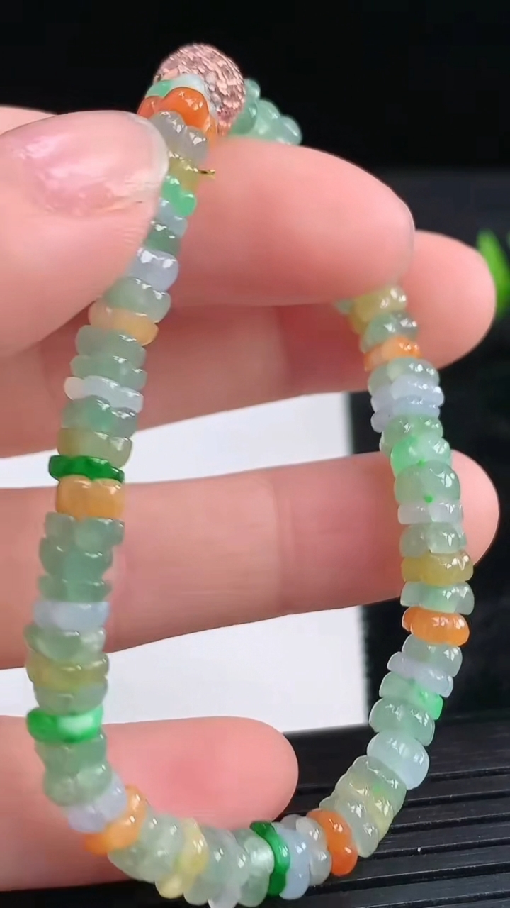 天然A货翡翠三彩莲花手串尺寸4.8-2.7重量:10.35g3月28日
工厂直销收藏佳品,种好水足，色泽均匀，有种有色，上手高大气！