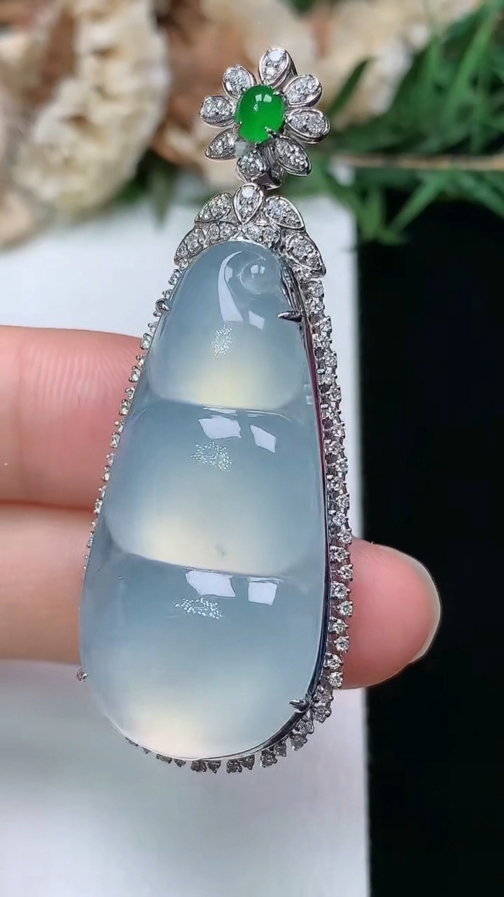 天然A货翡翠白冰福豆吊坠，尺寸50.5-19.5-12.6，裸石35-16.7，重量:10.23g
3月28日