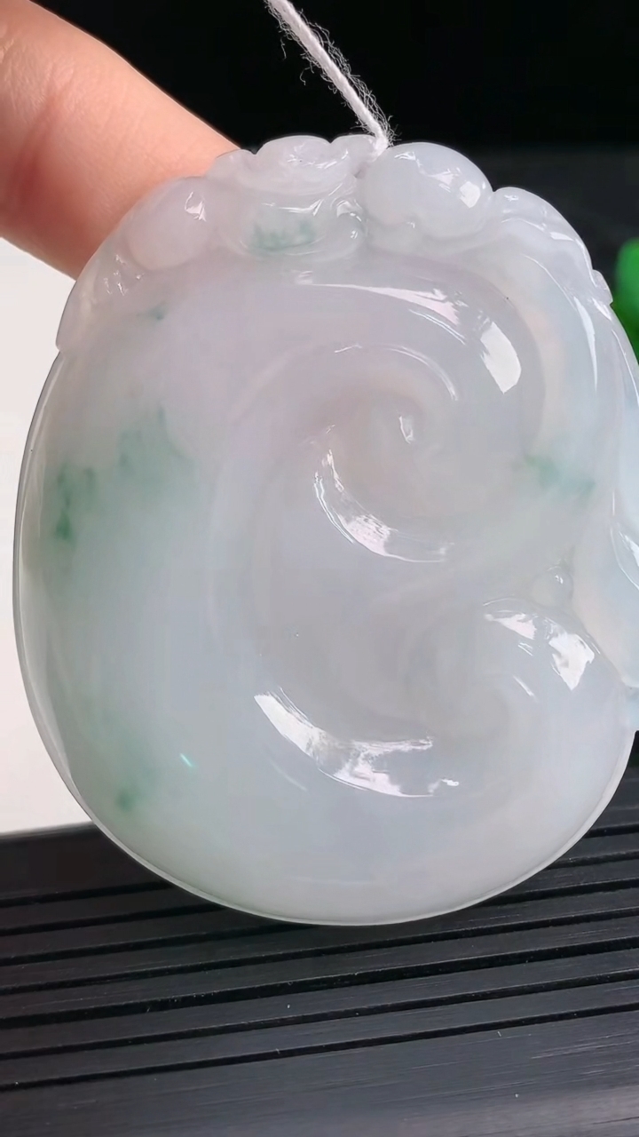 天然A货翡翠飘花如意吊坠尺寸56.7-47.3-7.5重量:37.80g
3月28日