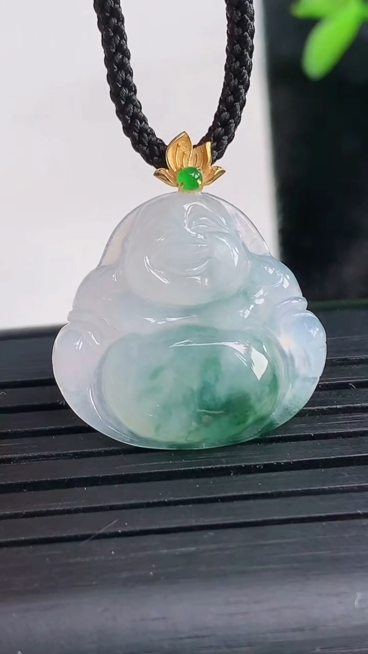 天然A货翡翠种飘花佛公吊坠尺寸19.9-21.3-4.2重量:2.99g
3月28日