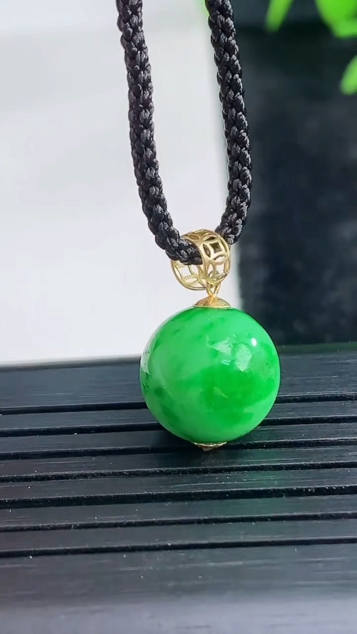 天然A货翡翠圆珠吊坠尺寸11重量:2.57g
3月28日