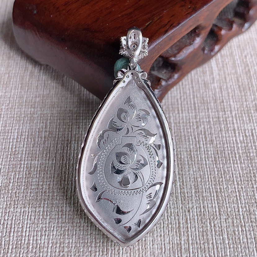 天然A货翡翠18K金伴钻镶嵌满绿水滴吊坠 
尺寸47-21-8裸石34.5-17.8mm 重量10.80g 0326