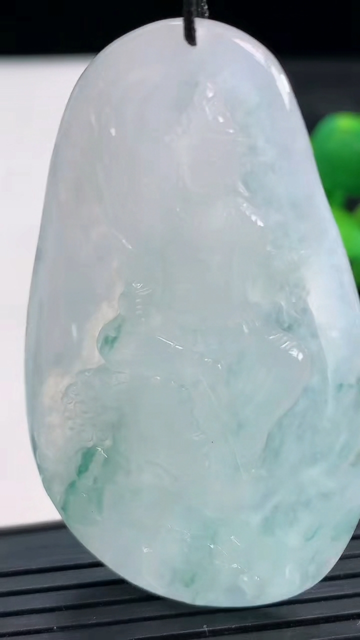 天然A货翡翠冰种飘花文殊菩萨吊坠尺寸59.7-34.9-4.6重量:21.56g
3月28日