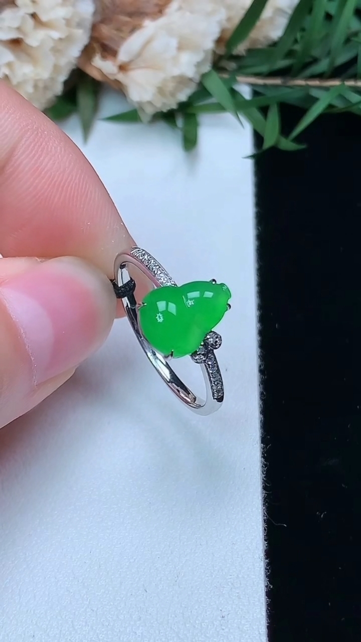 天然A货翡翠葫芦戒指，尺寸17-9.4-7，重量:1.95g2026年3月28日
工厂直销收藏佳品,