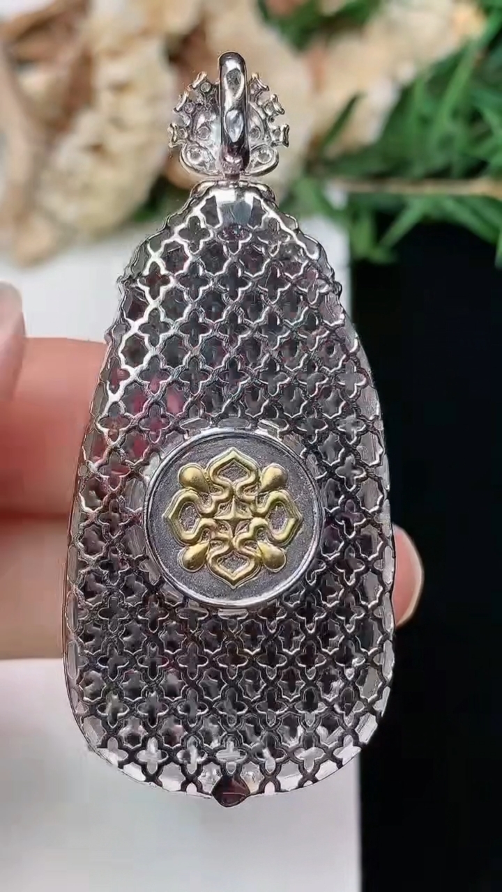 天然A货翡翠如意吊坠，尺寸40-23.8-9.4，重量:16.91g
3月28日