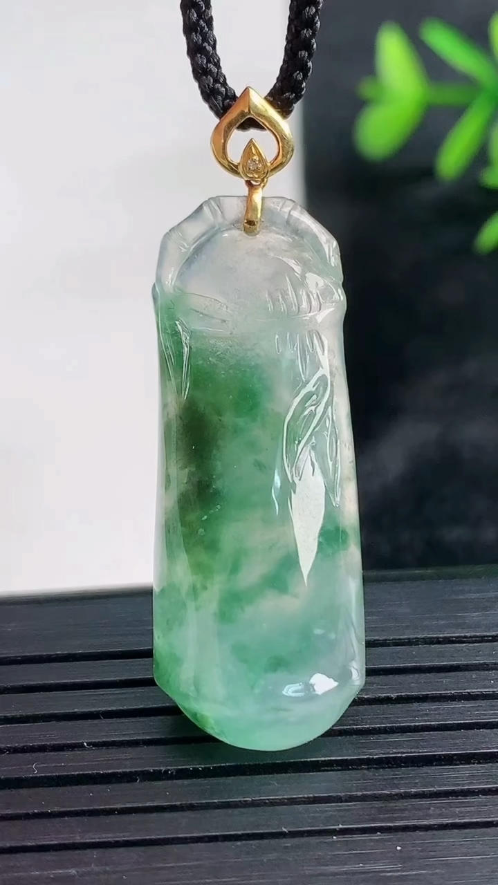 天然A货翡翠种飘花节节高升 竹节吊坠尺寸35.3-13.4-7.7重量:6.89g
3月28日