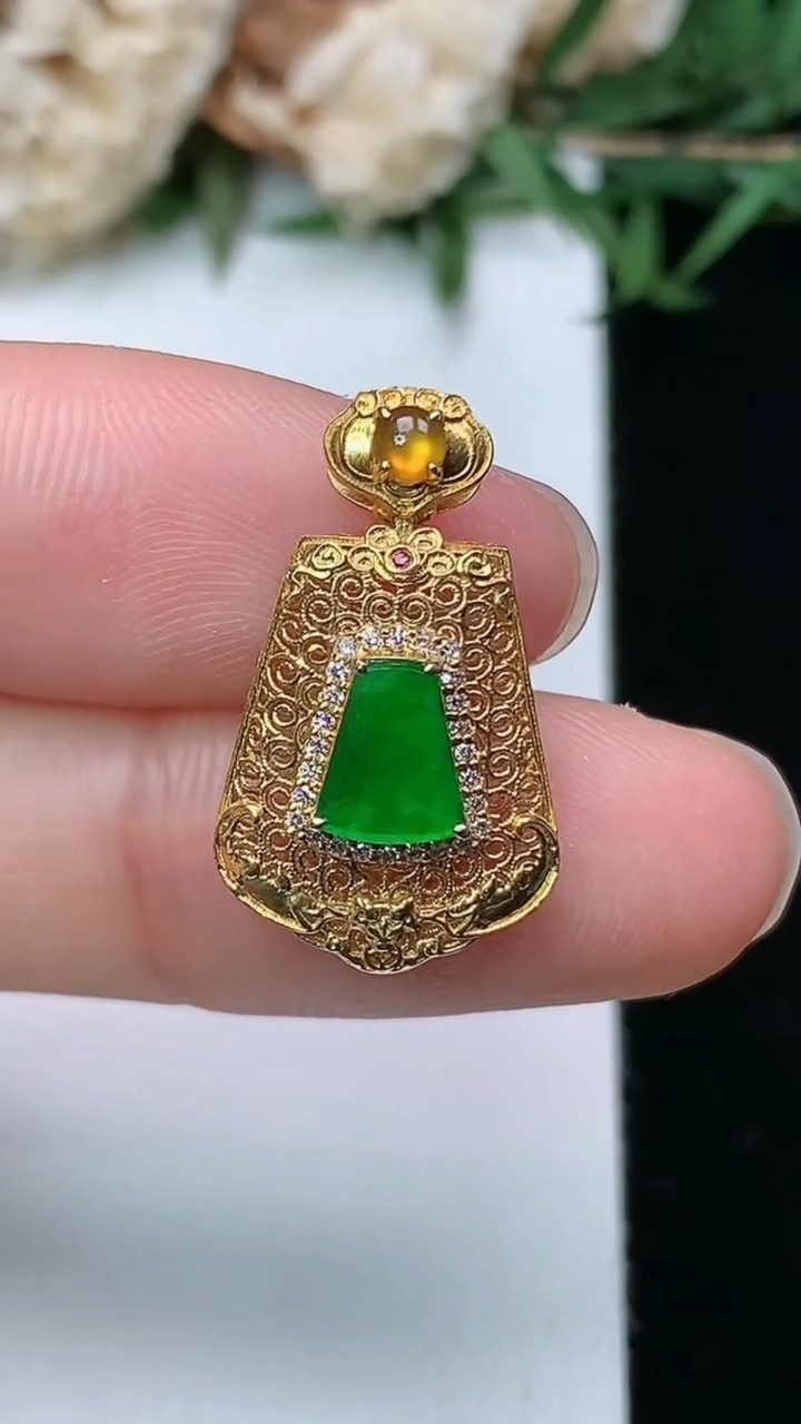 天然A货翡翠无事牌吊坠，尺寸21.2-12.6-6.5，裸石6.5-5，重量:1.59g
3月28日