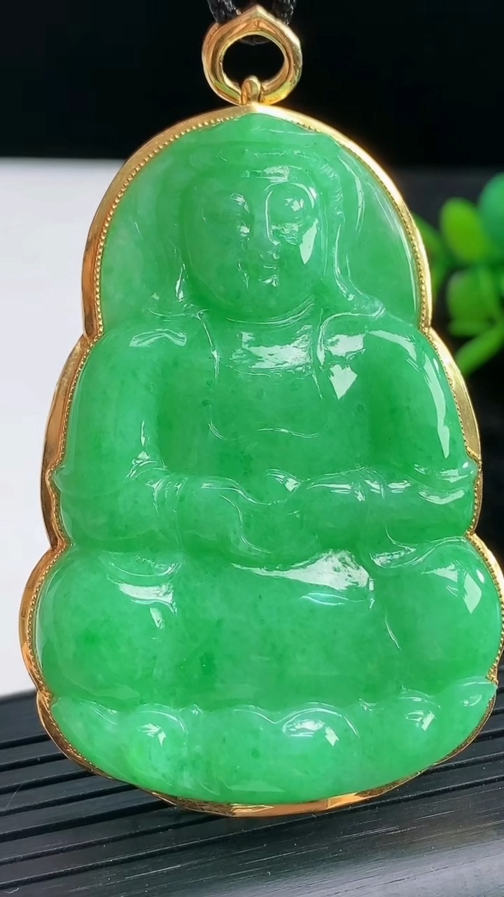 天然A货翡翠观音菩萨吊坠尺寸69.3-41.9-9重量:33.65g
3月28日