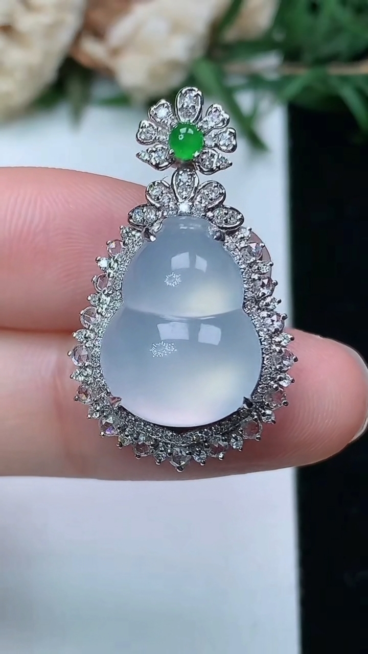 天然A货翡翠白冰葫芦吊坠，尺寸29.2-17.5-11.9，裸石15.5-11.9，重量:5.20g
3月28日，重量:5.20g