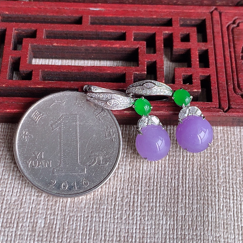 天然A货翡翠18K金伴钻镶嵌紫罗兰蛋面耳坠 
尺寸8.3-8.2-6.4mm 重量4.52g 0326