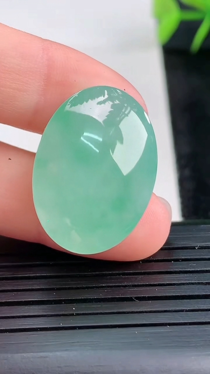 天然A货翡翠蛋面镶嵌件尺寸24.7-18.1-11.4重量:8.67g
3月28日