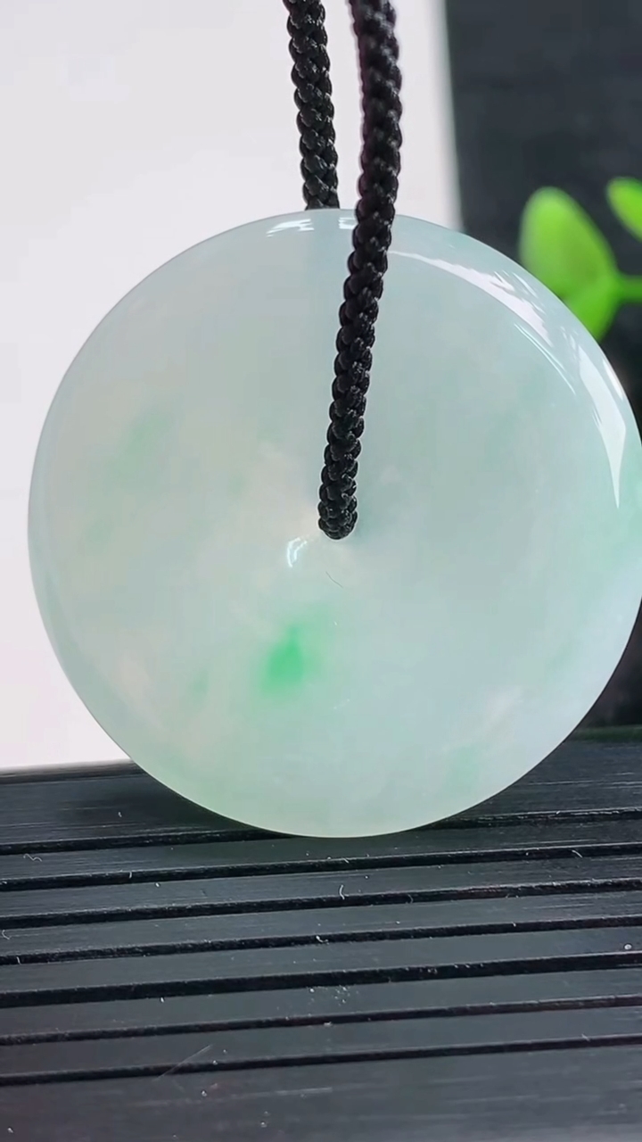 天然A货翡翠平安扣吊坠尺寸33.1-4.9重量:11.66g
3月28日