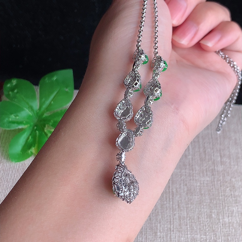 天然A货翡翠18K金伴钻镶嵌阳绿葫芦宴会款项链 
尺寸8.5-6.6-7.7mm 重量8.78g 0326