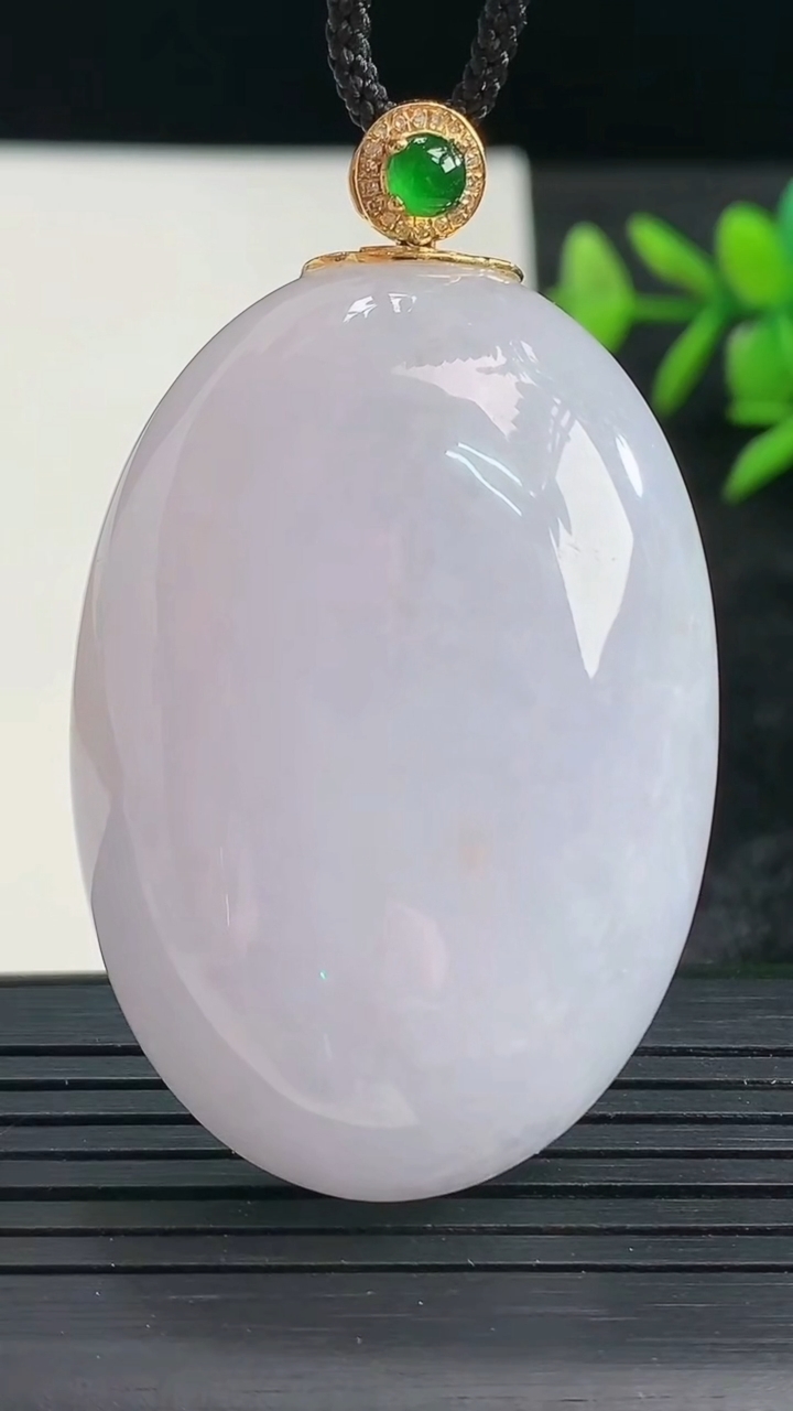 天然A货翡翠18K金紫罗兰蛋面吊坠尺寸48.7-33.2-12.5重量:39.56g
3月28日