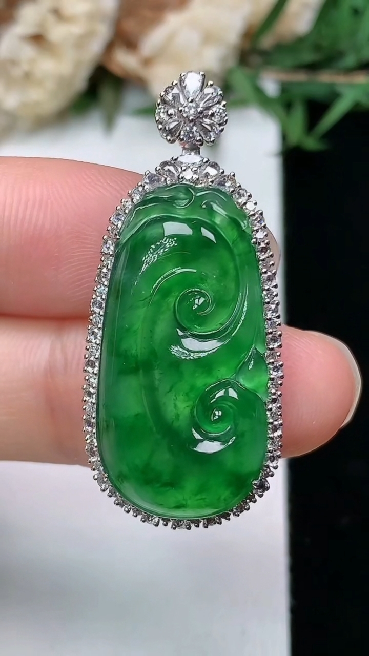 天然A货翡翠如意吊坠，尺寸36-15.9-6.9
3月28日，重量:6.27g