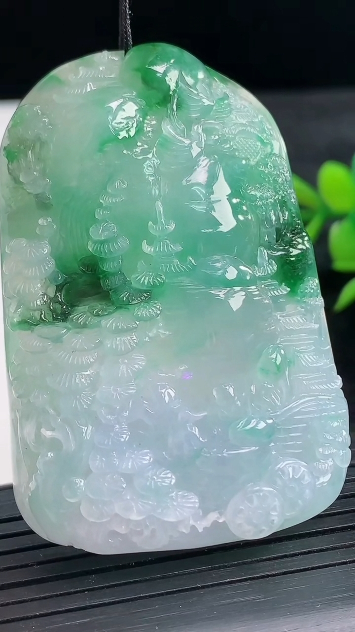 天然A货翡翠山水牌吊坠尺寸58.4-39.6-11.5重量:52.24g
3月28日