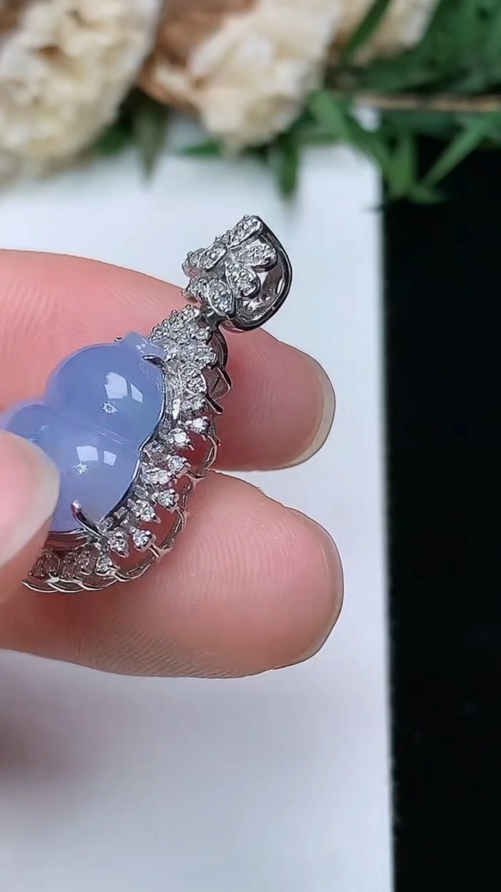 天然A货翡翠k金紫罗兰 飘花葫芦吊坠，尺寸26-14.7-9.2，裸石12.8-12，重量:3.31g
3月28日