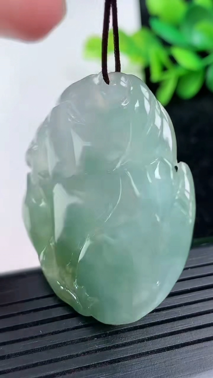 天然A货翡翠呱呱来财 莲蓬吊坠尺寸44-35.7-10.2重量:23.02g
3月28日