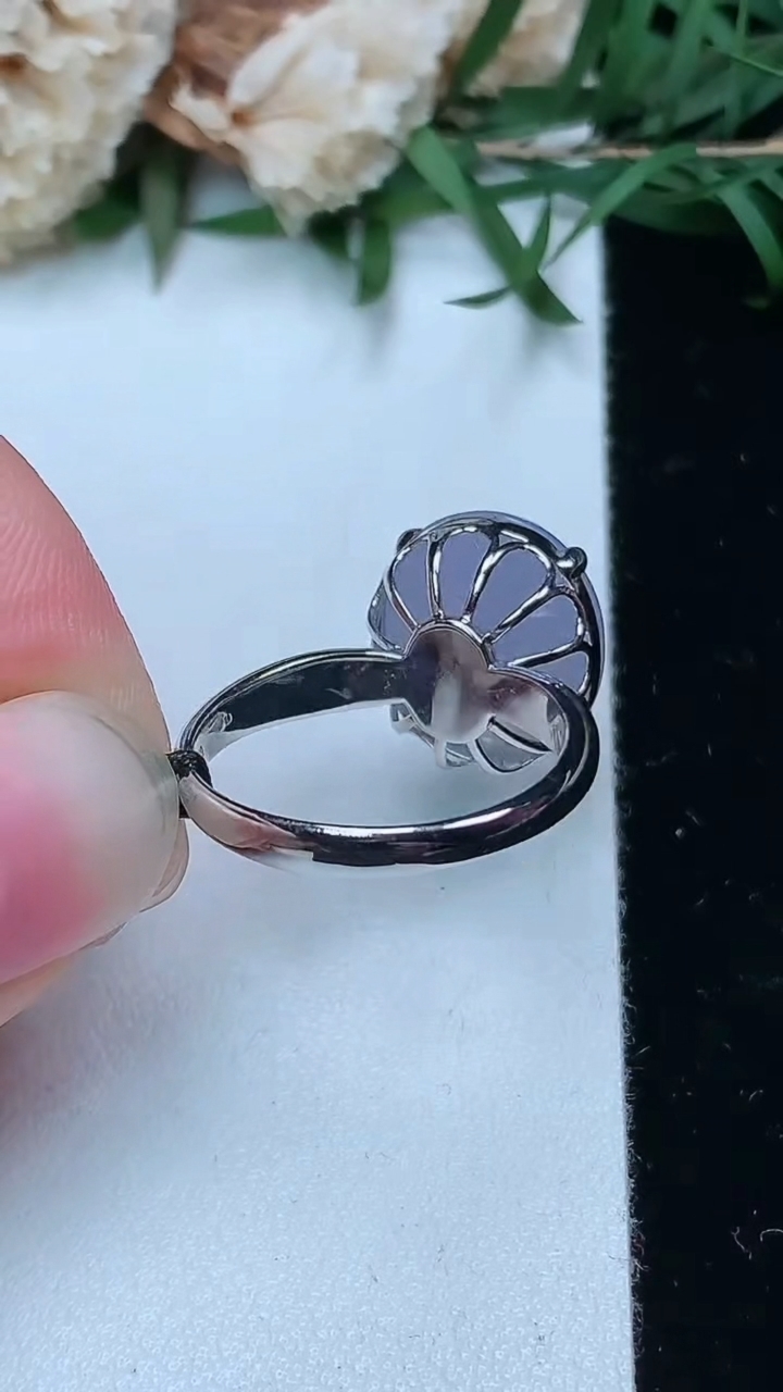 天然A货翡翠k金紫罗兰蛋面戒指，尺寸17.4-13.6-12，重量:4.58g2026年3月28日
工厂直销收藏佳品,种好水足，色泽均匀，有种有色，上手高大气！