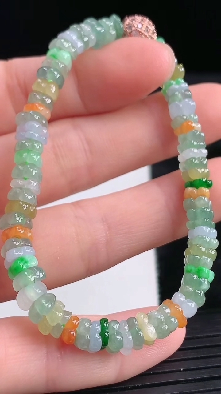 天然A货翡翠三彩莲花手串尺寸4.8-2.7重量:10.35g3月28日
工厂直销收藏佳品,种好水足，色泽均匀，有种有色，上手高大气！