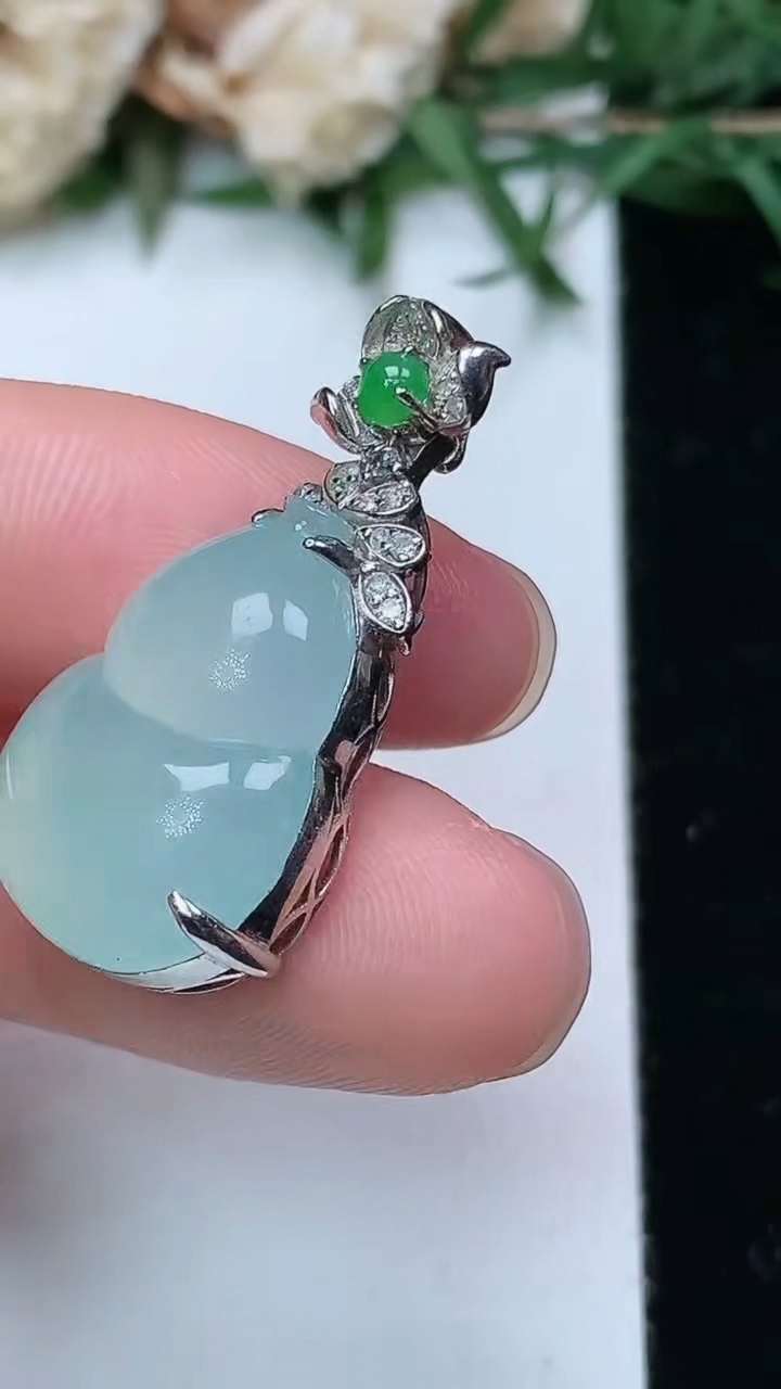 天然A货翡翠白冰葫芦吊坠，尺寸19.2-14.7-8.4，重量:5.11g
3月28日