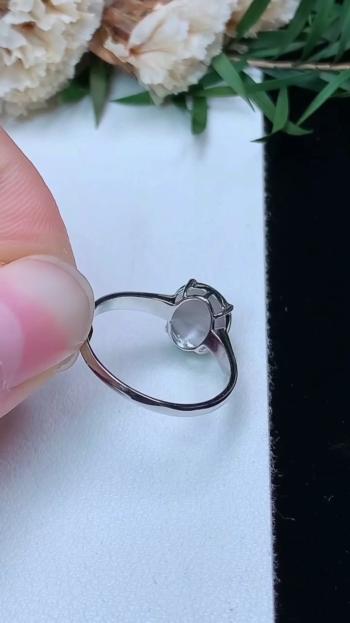 天然A货翡翠蛋面戒指，尺寸16.7-8.3-7.8，重量:1.66g2026年3月28日
工厂直销收藏佳品,种好水足，色泽均匀，有种有色，上手高大气！