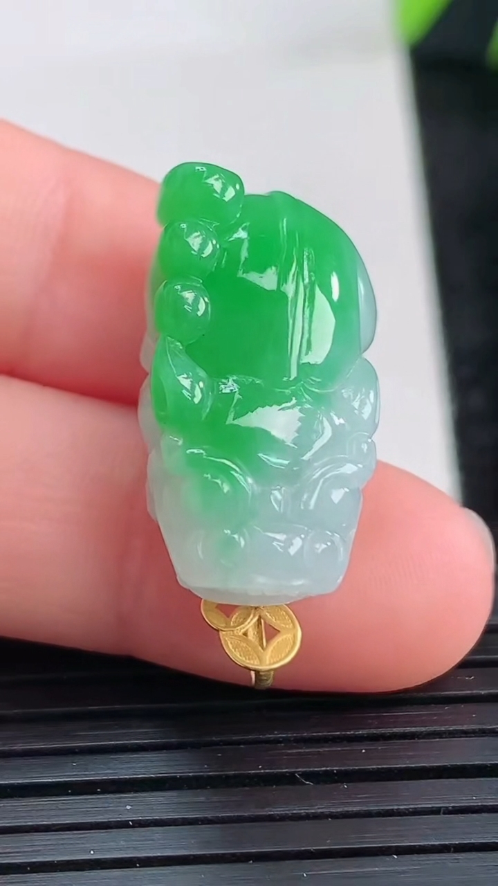 天然A货翡翠貔貅吊坠尺寸22-12.5-10.6重量:6.76g
3月28日