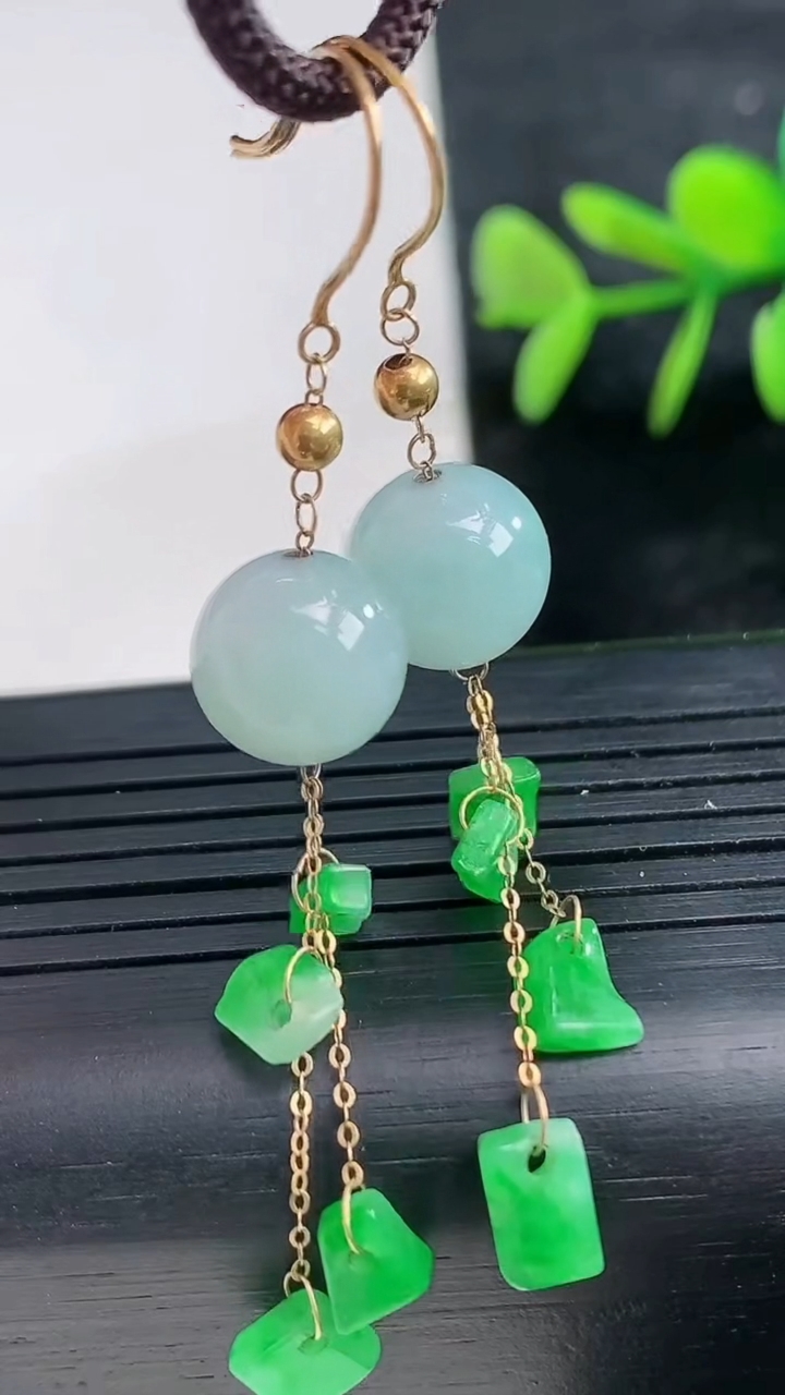 天然A货翡翠圆珠耳坠尺寸9.6重量:4.77g3月28日
工厂直销收藏佳品,种好水足，色泽均匀，有种有色，上手高大气！