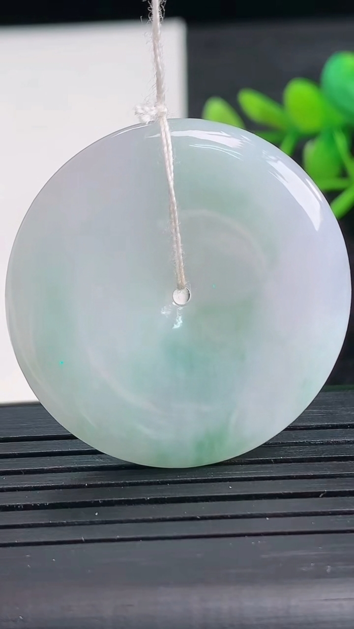 天然A货翡翠平安扣吊坠尺寸35.9-5.4重量:15.17g
3月28日