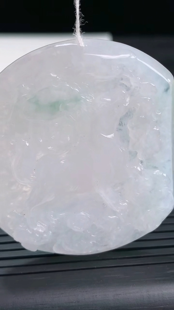 天然A货翡翠冰种飘花生肖狗吊坠尺寸52.6-43.8-5.9重量:29.42g
3月28日