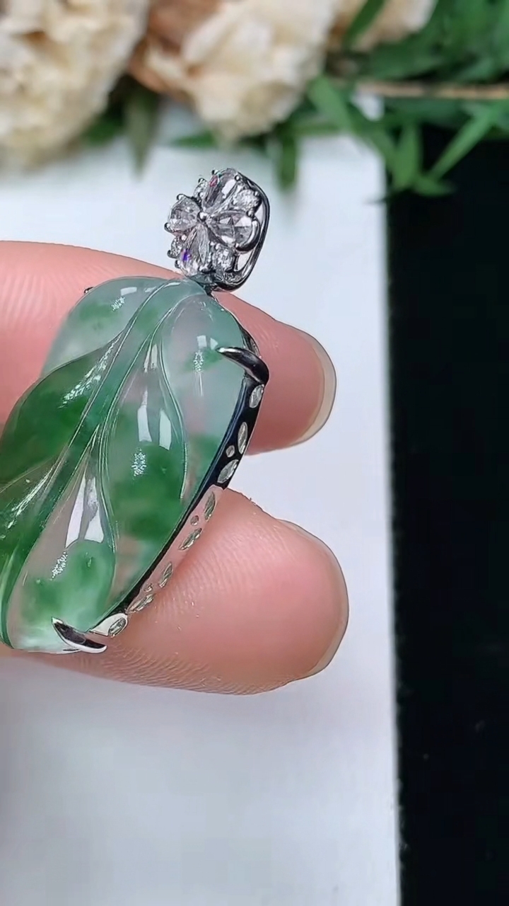 天然A货翡翠金枝玉叶 叶子吊坠，尺寸23.6-14.8-6.5，重量:3.99g
3月28日