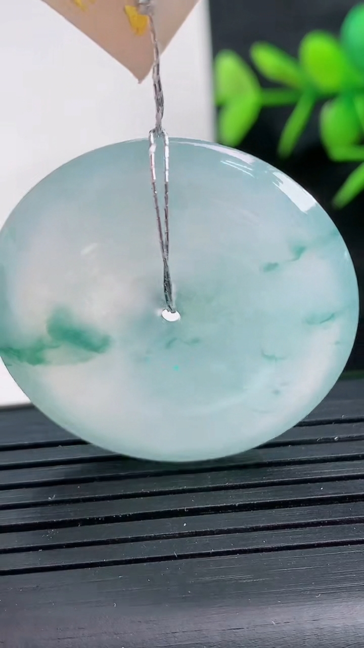 天然A货翡翠种飘花平安扣吊坠尺寸33.6-6重量:14.13g
3月28日