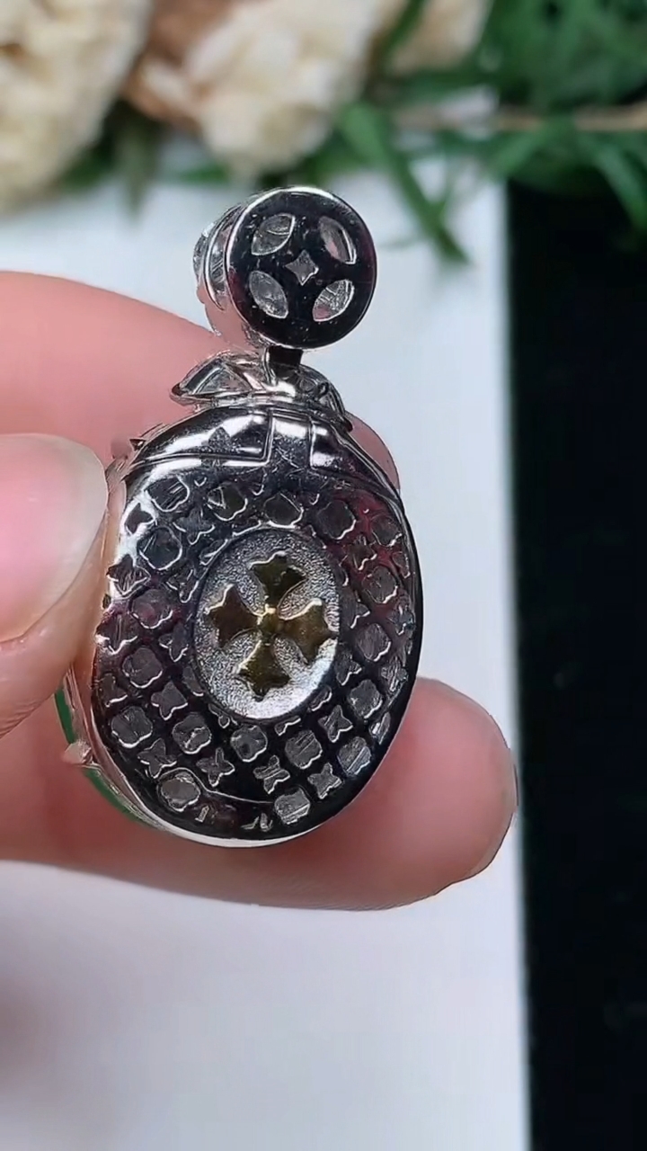 天然A货翡翠蛋面吊坠，尺寸28.2-18.4-15.3-12.6，重量:8.03g
3月28日