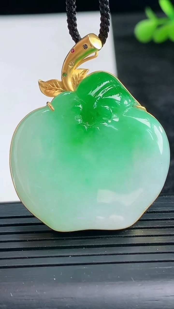 天然A货翡翠苹果吊坠尺寸42.6-35.4-35.7-7.2重量:22.26g
3月28日