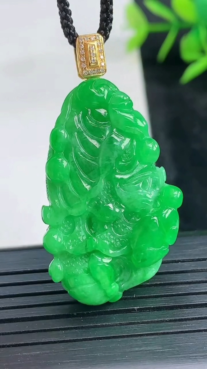 天然A货翡翠白菜吊坠尺寸37-22.5-12.5重量:15.61g
3月28日