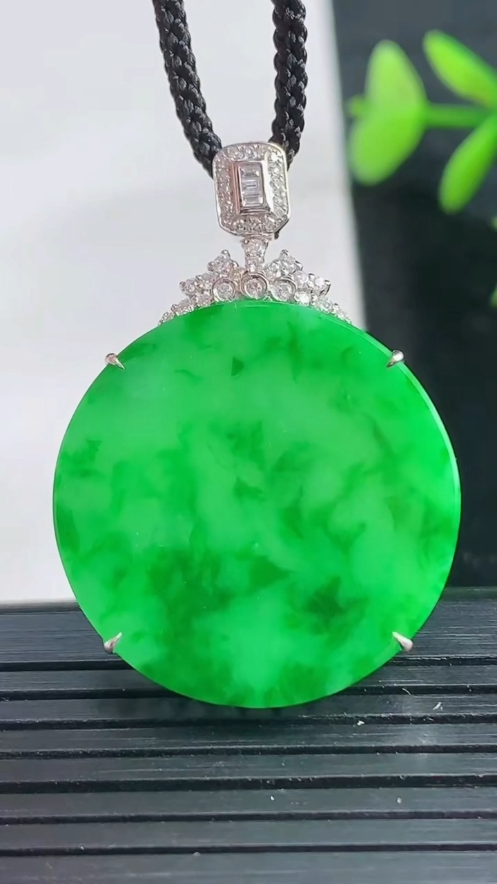 天然A货翡翠无事牌吊坠尺寸36.9-25.4-5.4重量:4.98g
3月28日