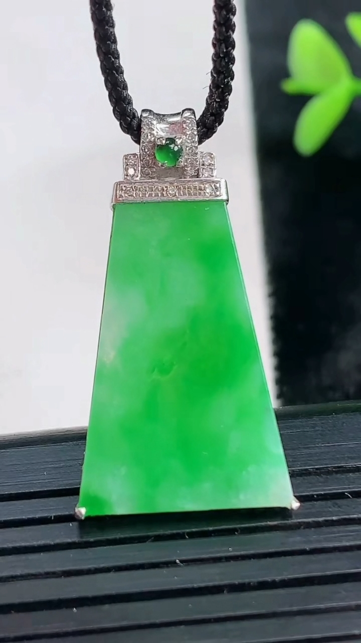 天然A货翡翠无事牌吊坠尺寸32.1-16.4-3.1重量:3.02g
3月28日