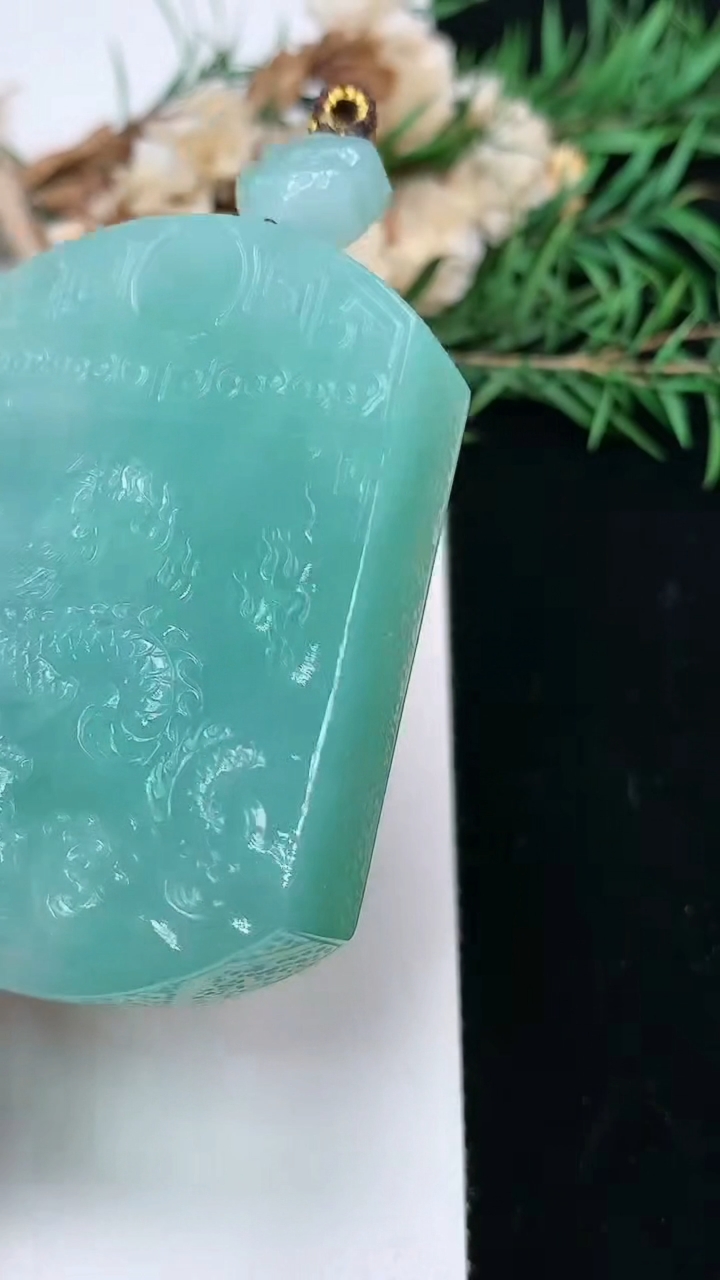 天然A货翡翠龙牌吊坠，尺寸54.8-39.7-12，重量:69.98g
3月28日