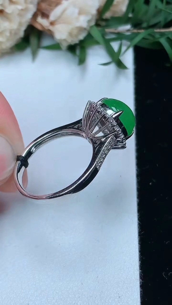 天然A货翡翠蛋面戒指，尺寸17.5-9-9.3，重量:4.96g2026年3月28日
工厂直销收藏佳品,种好水足，色泽均匀，有种有色，上手高大气！