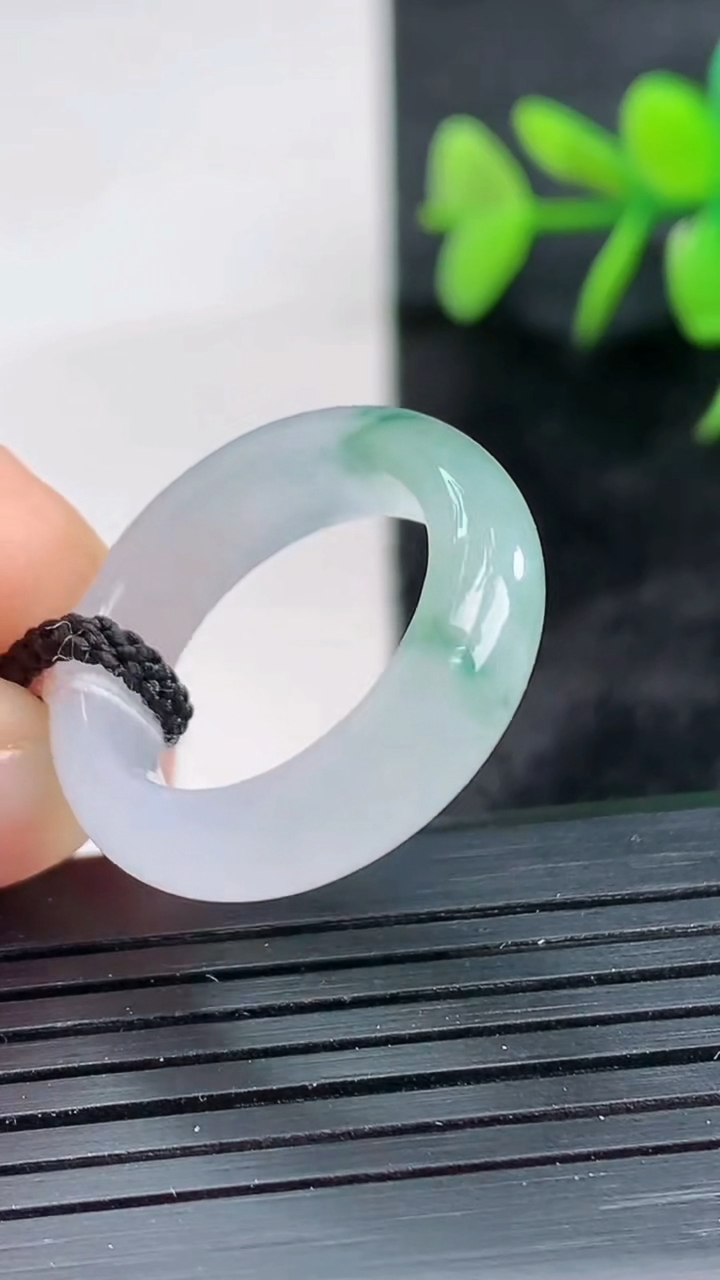 天然A货翡翠冰种飘花指环戒指尺寸16.6-6.1-3.9重量:4.21g2026年3月28日
工厂直销收藏佳品,种好水足，色泽均匀，有种有色，上手高大气！