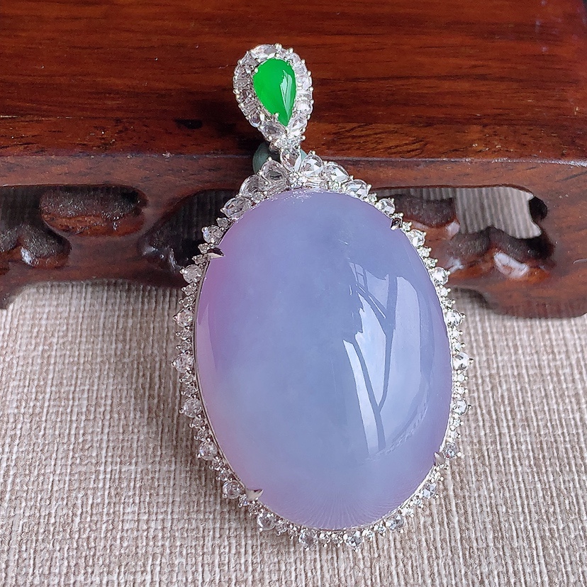 天然A货翡翠18K金伴钻镶嵌紫罗兰大件厚装鸽子蛋面吊坠 
尺寸52-30.5-17.4裸石33.4-25.4mm 重量28.90g 0326