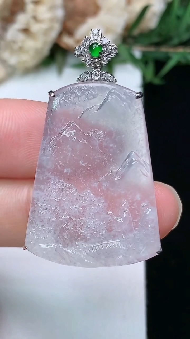 天然A货翡翠白冰山水牌吊坠，尺寸28.6-21.5-6.2，重量:6.48g
3月28日