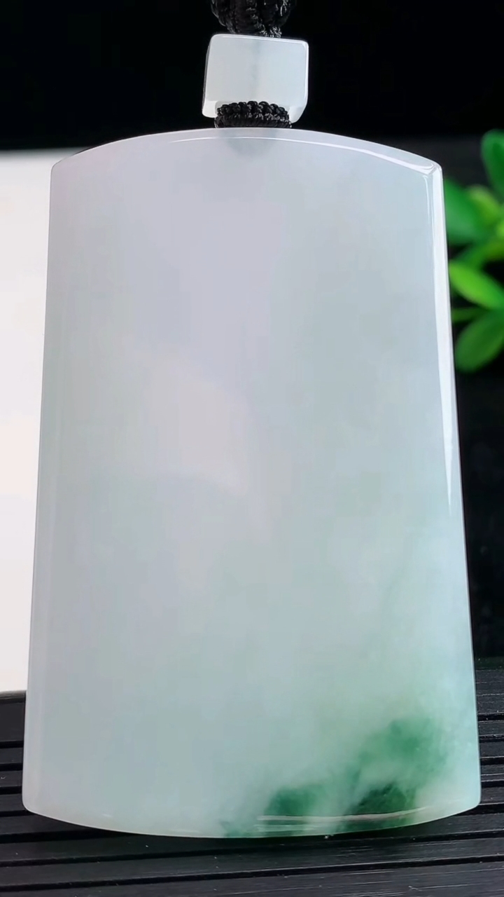 天然A货翡翠冰种飘花无事牌吊坠尺寸60-38.1-5.8重量:46.70g
3月28日