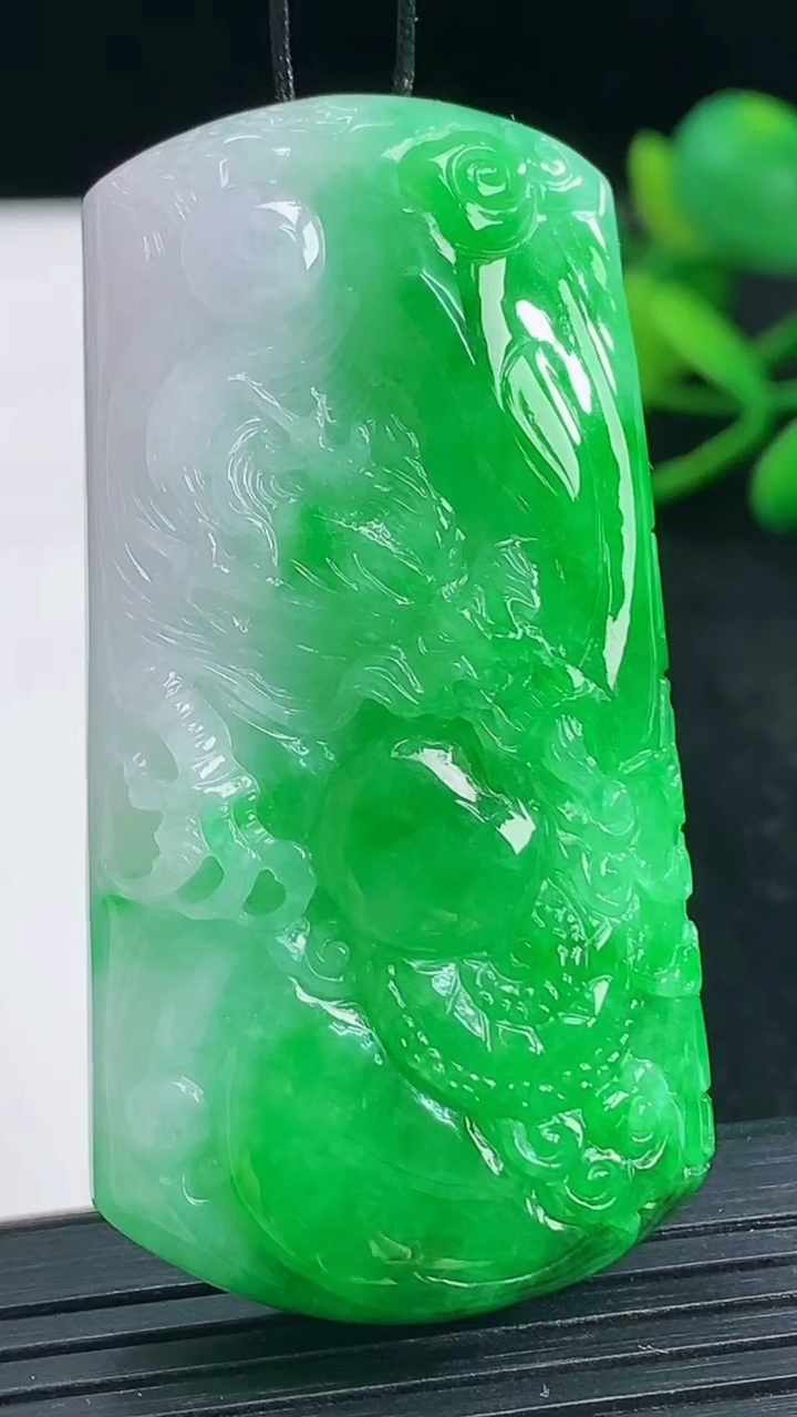 天然A货翡翠龙牌吊坠尺寸55-28.5-9.4重量:33.16g
3月28日