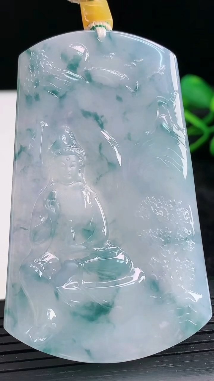 天然A货翡翠紫罗兰飘花山水观音菩萨吊坠尺寸68.7-43.1-3.9重量:36.95g
3月28日